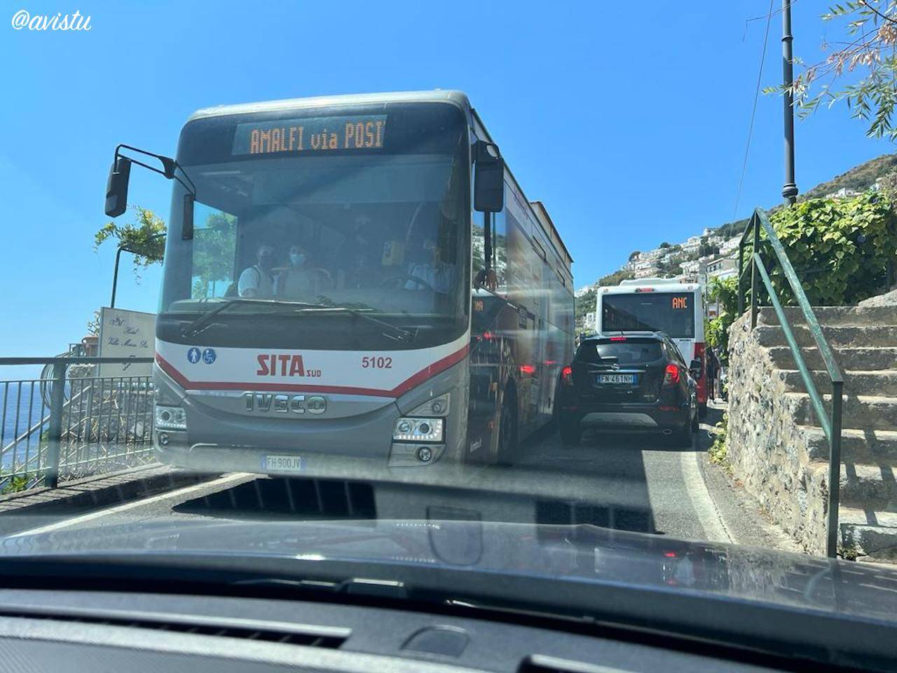 Una estrecha carretera en la Costa Amalfitana, Italia [(c)Foto: @avistu]