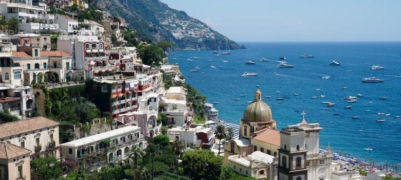 Vista de Positano y el Mar Tirreno, Costa Amalfitana, Italia [(c)Foto: @avistu]