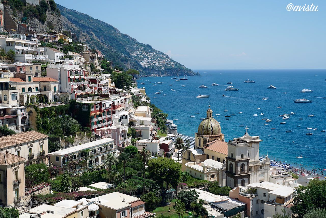 Vista de Positano y el Mar Tirreno, Costa Amalfitana, Italia [(c)Foto: @avistu]