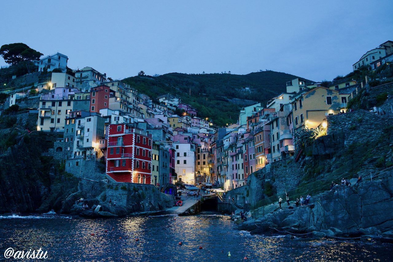 Vista de Riomaggiore al anochecer, Cinque Terre, Italia [(c)Foto: @avistu}