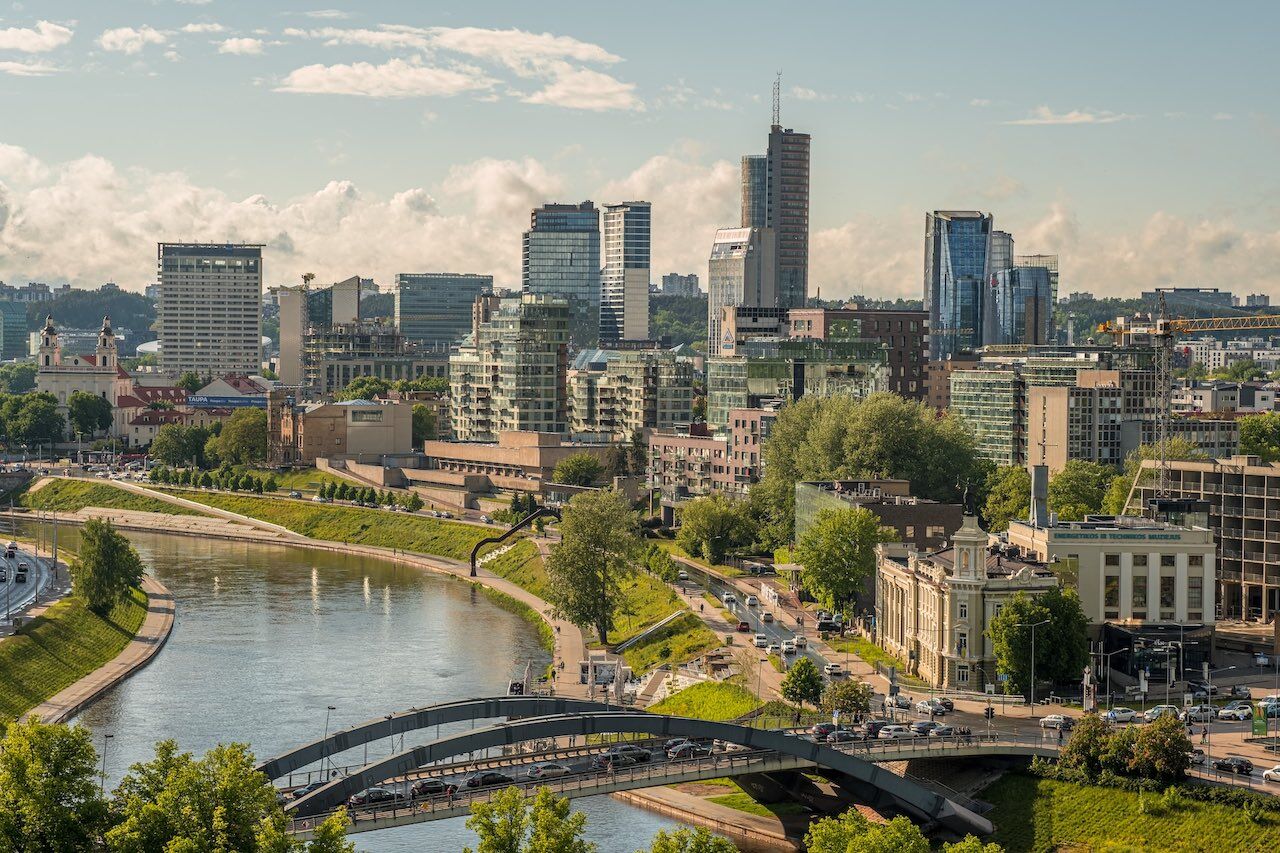 Centro financiero de Vilna, Lituania [Foto: Piotr jarkowski/Unsplash]
