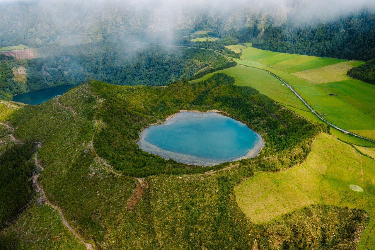 Lagunas en conos volcánicos en la Isla de San Miguel, Azores [Foto: Damir Babacic/Unsplash]