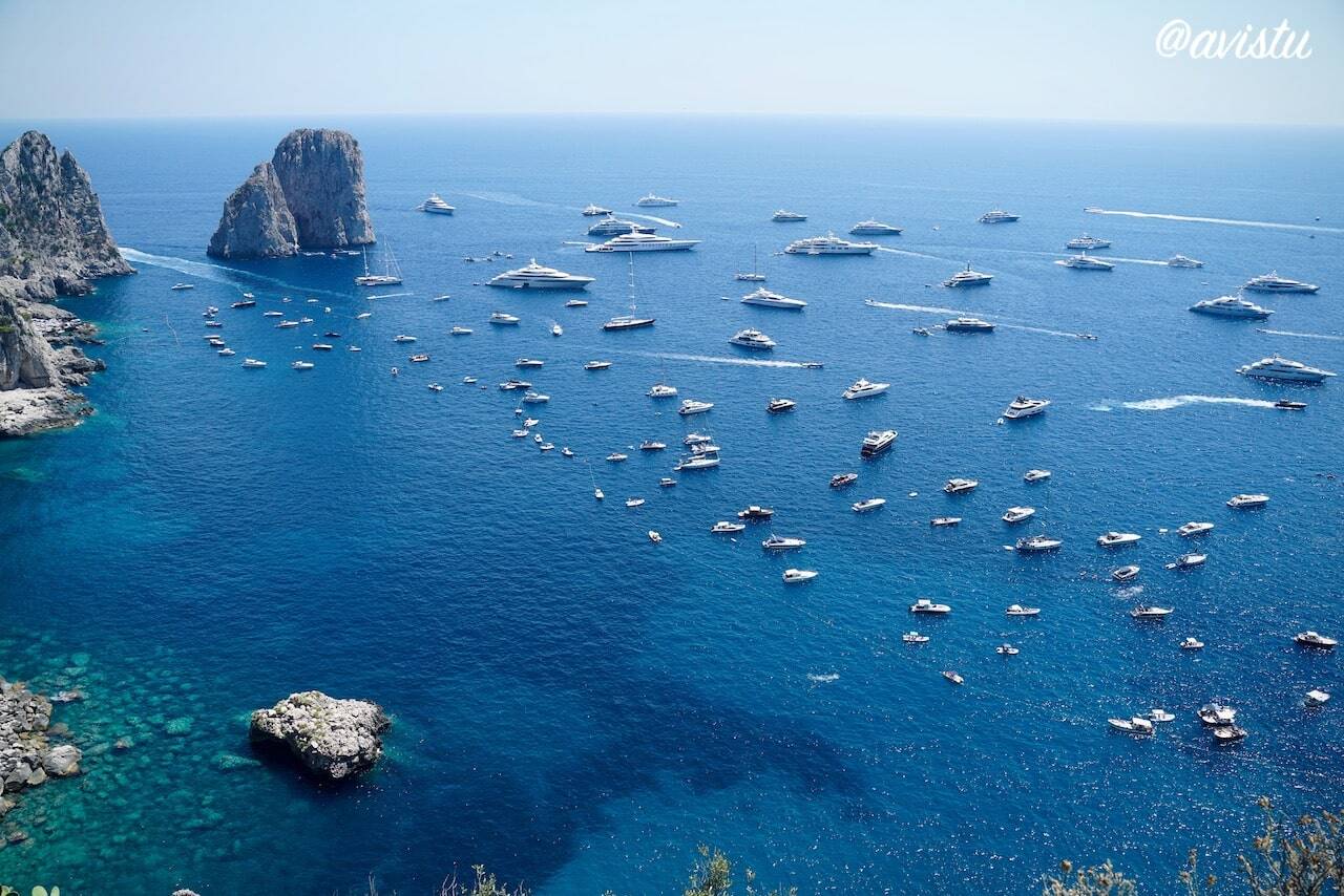 Barcas, barcos, yates y superyates junto a los Farallones de la Isla de Capri [(c)Foto: avistu]