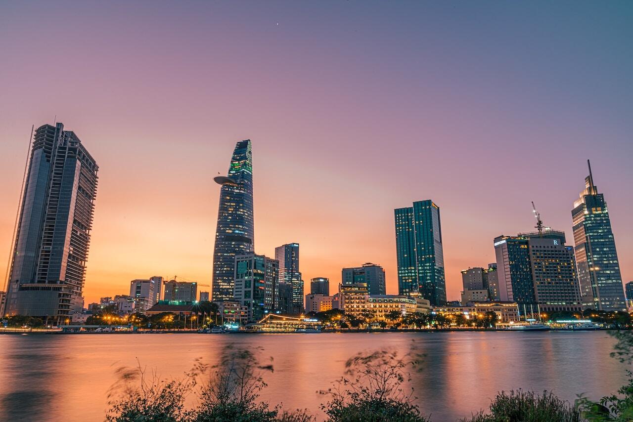 Centro financiero de Ho Chi Minh City/Saigón desde la otra orilla, Vietnam [Foto: Tron le/Unsplash]