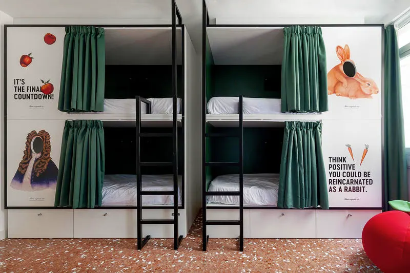 Literas en habitación compartida, 2060 The Newton Hostel, Madrid [Foto: Hostelworld]