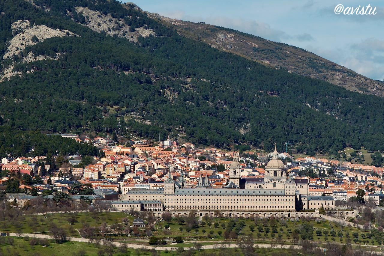El impresionante Real Monasterio de San Lorenzo de El Escorial hace empequeñecer al pueblo [(c)Foto: avistu]