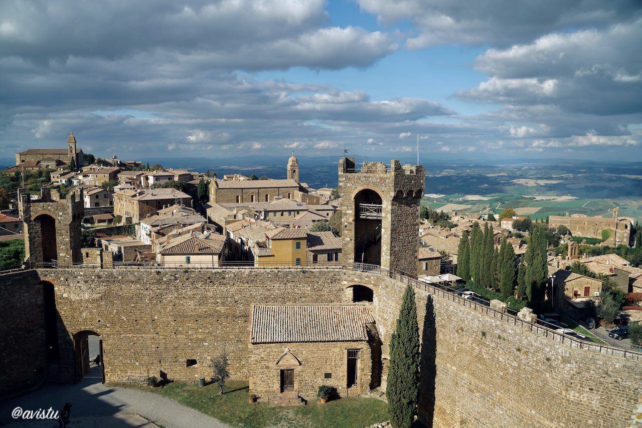 Montalcino desde las murallas de la Fortaleza de Montalcino, Toscana, Italia [(c)Foto: @avistu]