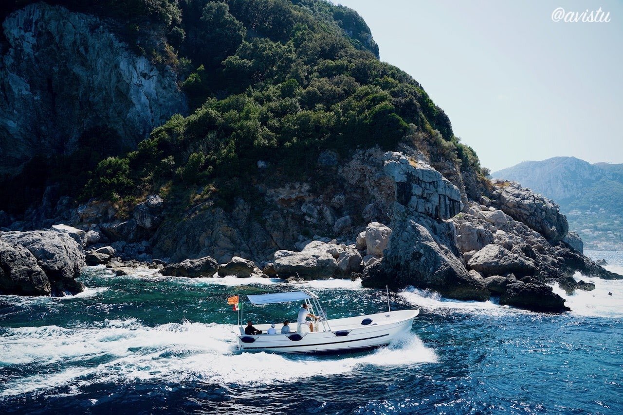 Paseo en barco junto a la costa de la Isla de Capri [(c)Foto: avistu]