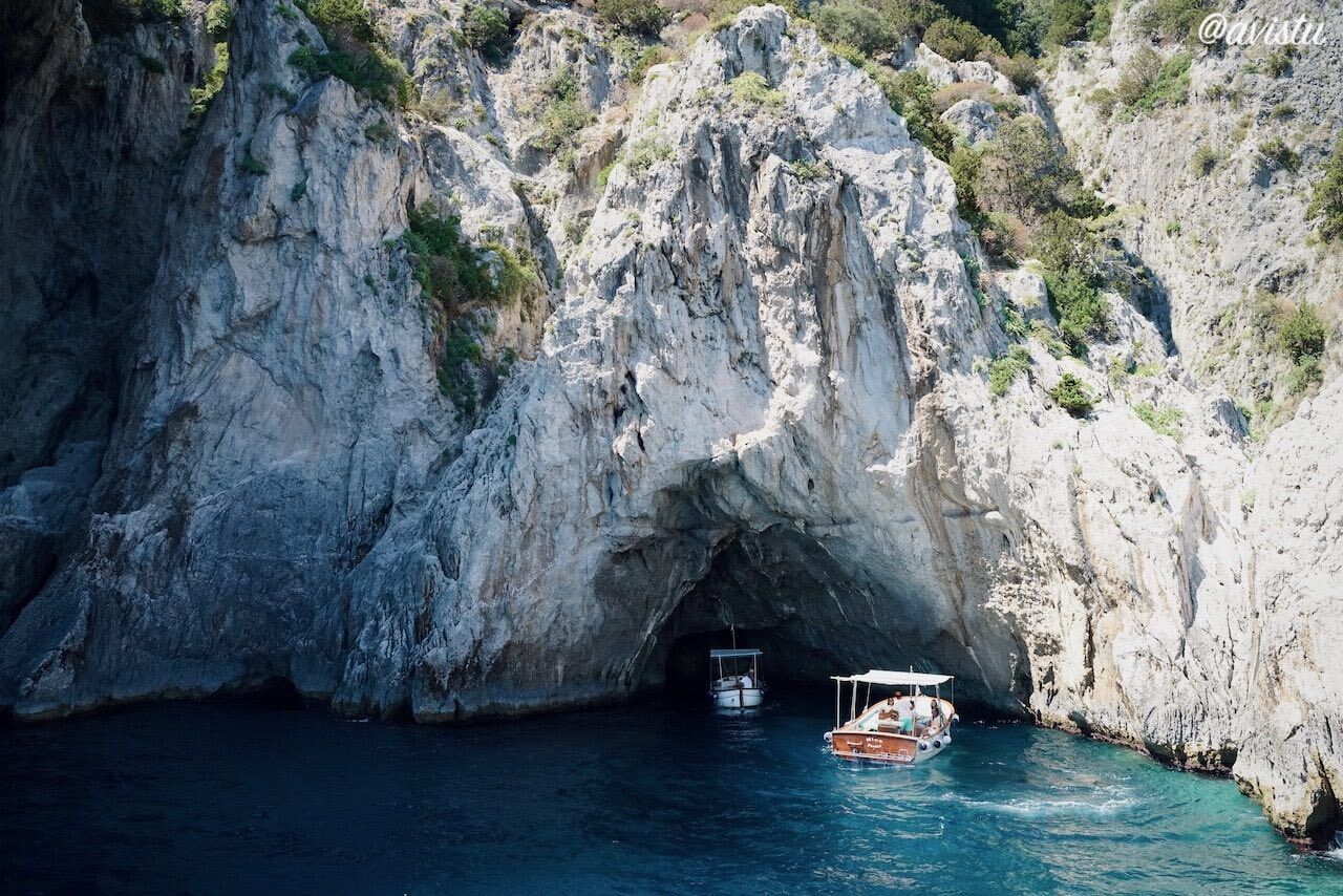 Un paseo en barco por la Isla de Capri os permite llegar a lugares de otro modo inaccesibles [(c)Foto: avistu]