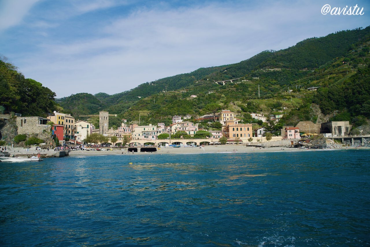 Playa y centro histórico de Monterosso, Cinque Terre, Italia [(c)Foto: @avistu]