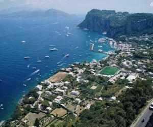 Vista panorámica del Puerto de la Isla de Capri, Golfo de Nápoles y Península de Sorrento [(c)Foto: avistu]