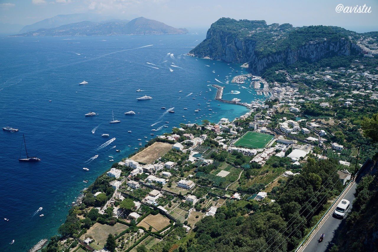 Vista panorámica del Puerto de la Isla de Capri, Golfo de Nápoles y Península de Sorrento [(c)Foto: avistu]