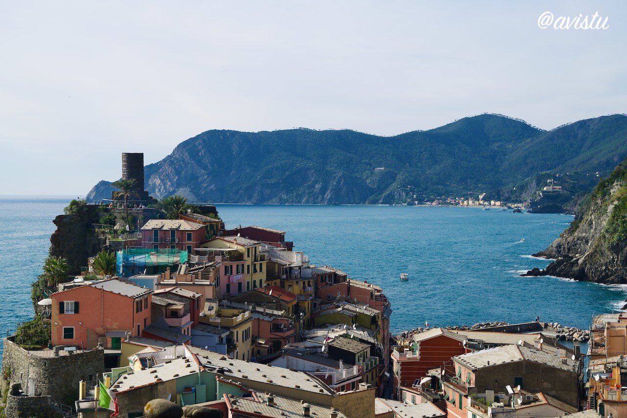 Vernazza con Monterosso al fondo, Cinque Terre, Italia [(c) avistu]