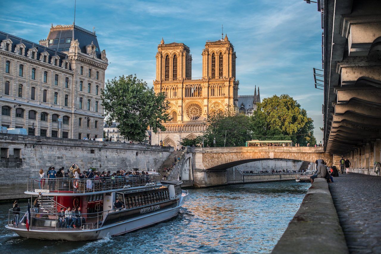 Barco turístico por el Río Sena junto a Notre Dame, París, Francia [Foto: Maxime Gilbert/Unsplash]