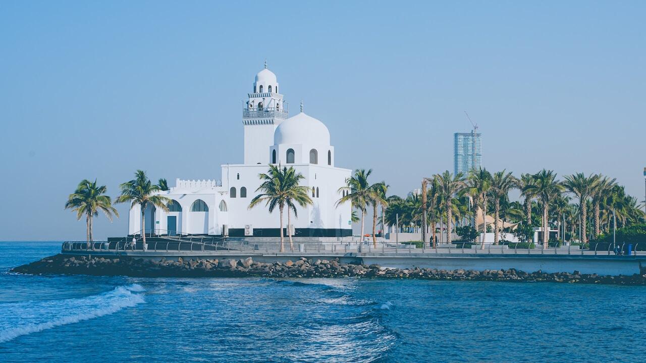 Mezquita de la Isla, Yeda, Arabia Saudí [Foto: Mohammed Alorabi/Unsplash]