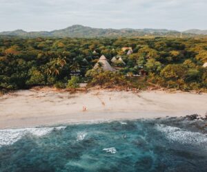 Playa y jungla en Costa Rica [Foto: Frames For Your Heart/Unsplash]