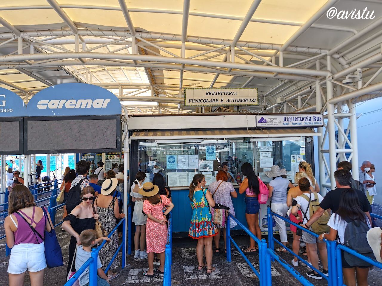 Taquillas para bus y funicular en Marina Grande de Capri, Isla de Capri [(c)Foto: avistu]