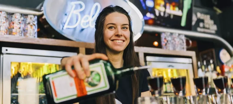 Una camarera preparando “Jagerbombs” en el bar del St Christopher´s Berlin Alexanderplatz [Foto: Hostelworld]