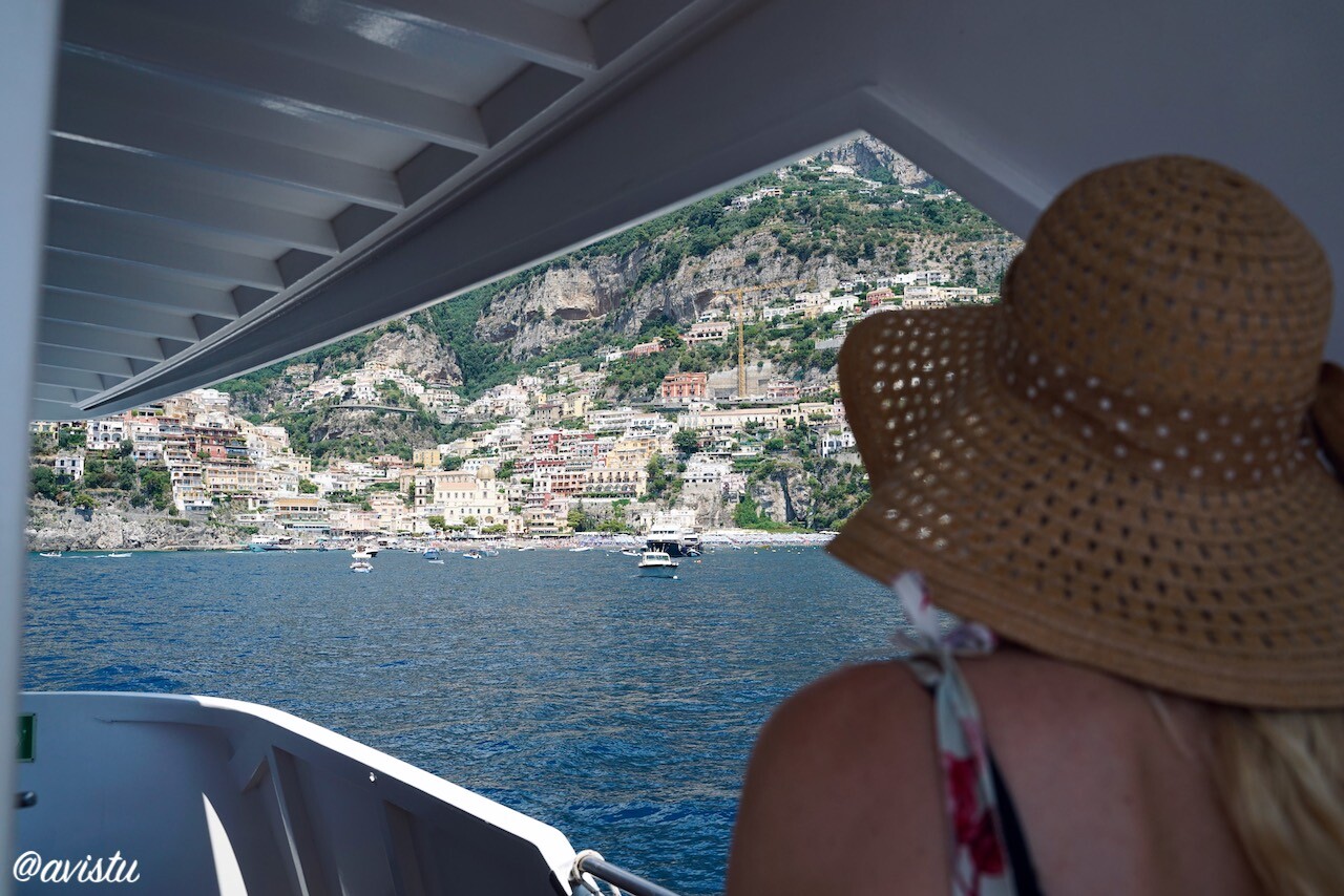Llegando a Positano en la Costa Amalfitana en barco [(c)Foto: @avistu]
