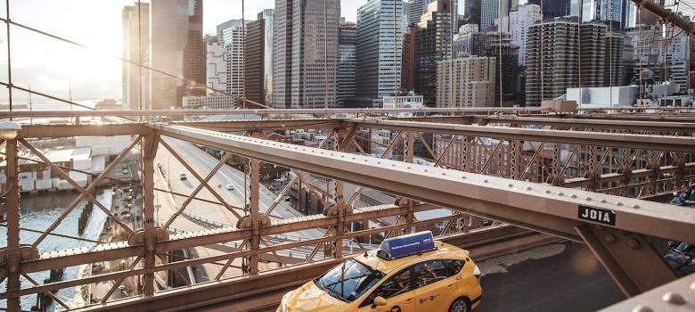 Un taxi de Nueva York cruzando el Puente de Brooklyn [Foto: Veronika Bykovich/Unsplash]