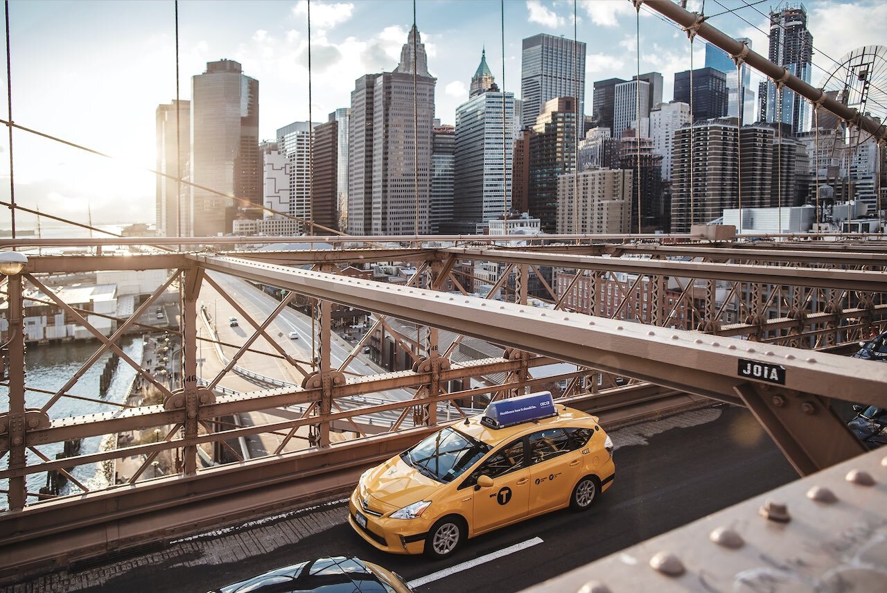 Un taxi de Nueva York cruzando el Puente de Brooklyn [Foto: Veronika Bykovich/Unsplash]