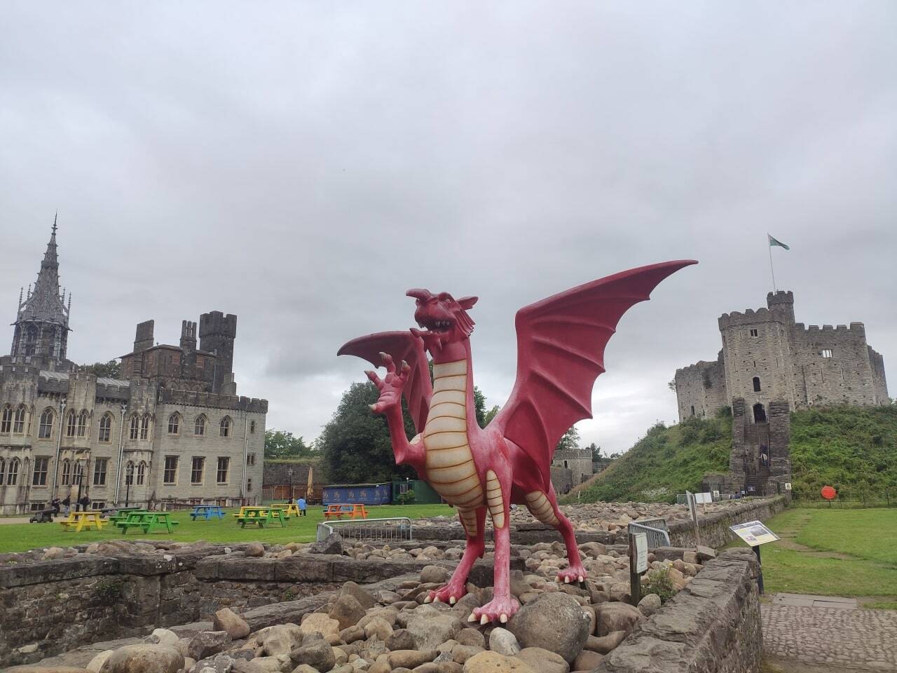 castillo cardiff y dragón