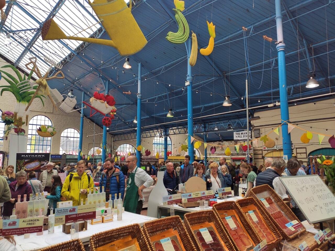 Market Hall concurrido en Abergavenny