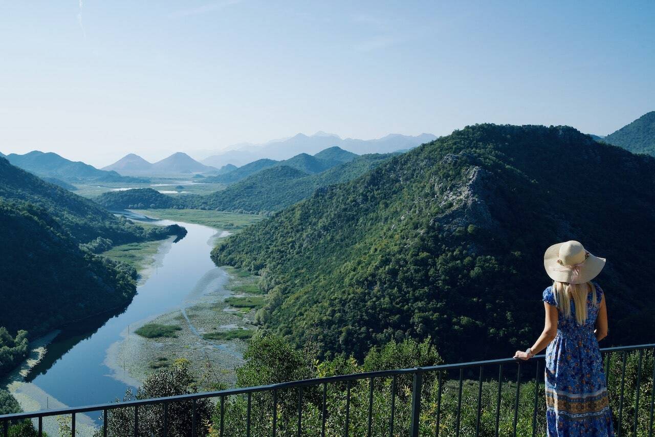 Al fondo, montañas en el Lago Skadar, Montenegro [(c)Foto: @avistu]