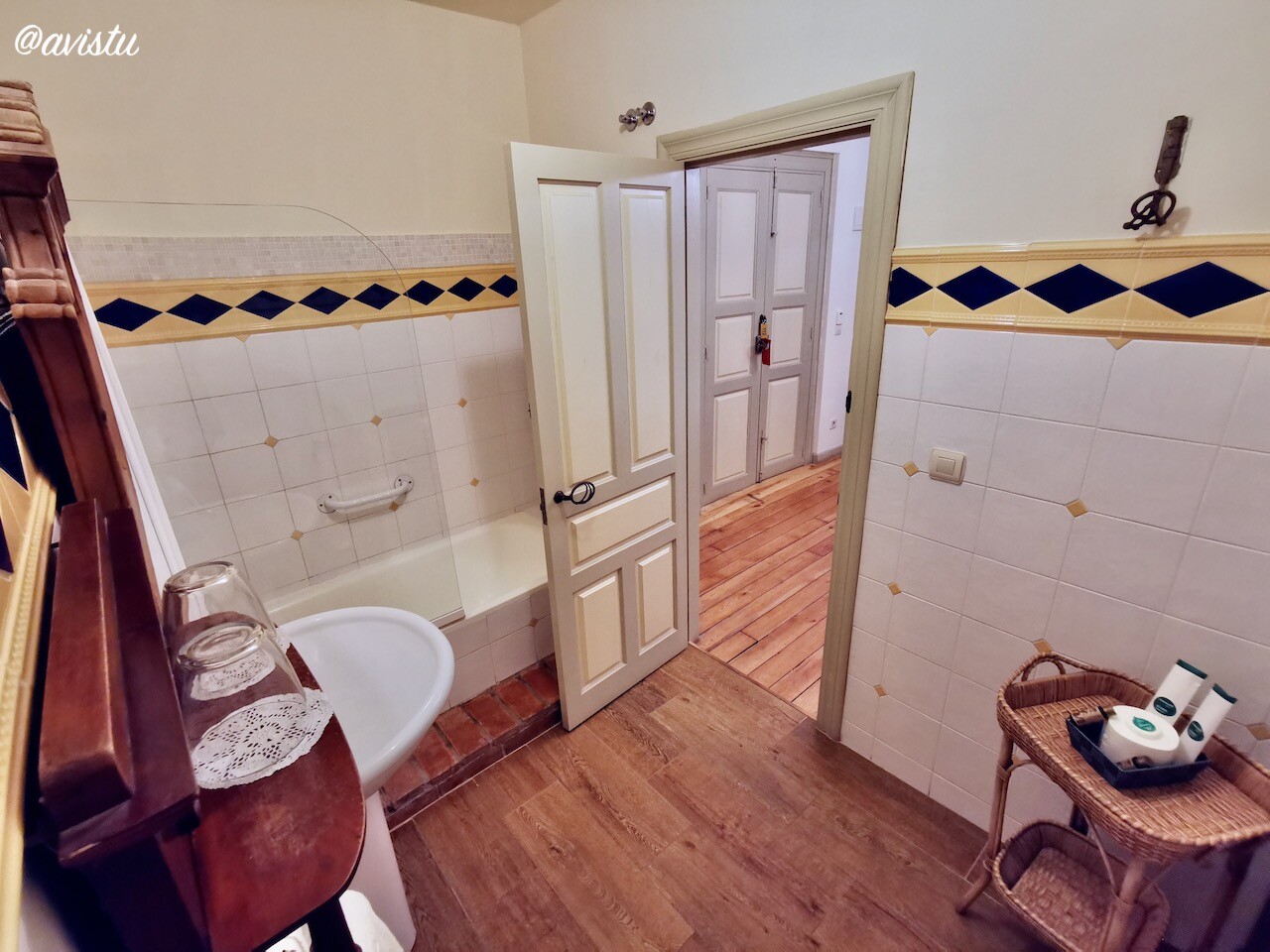 Baño en habitación de la Hospedería Señorío de Briñas, La Rioja [(c)Foto: @avistu]