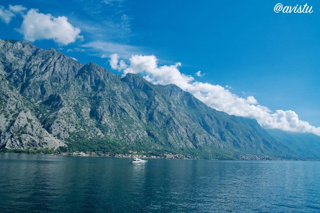 Vistas de la Bahía de Kotor desde la carretera que la rodea, Montenegro [(c)Foto: @avistu]