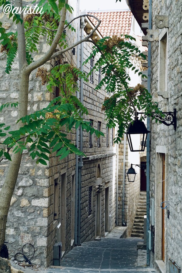 Callejuelas del casco antiguo de Ulcinje, Montenegro [(c)Foto: @avistu]