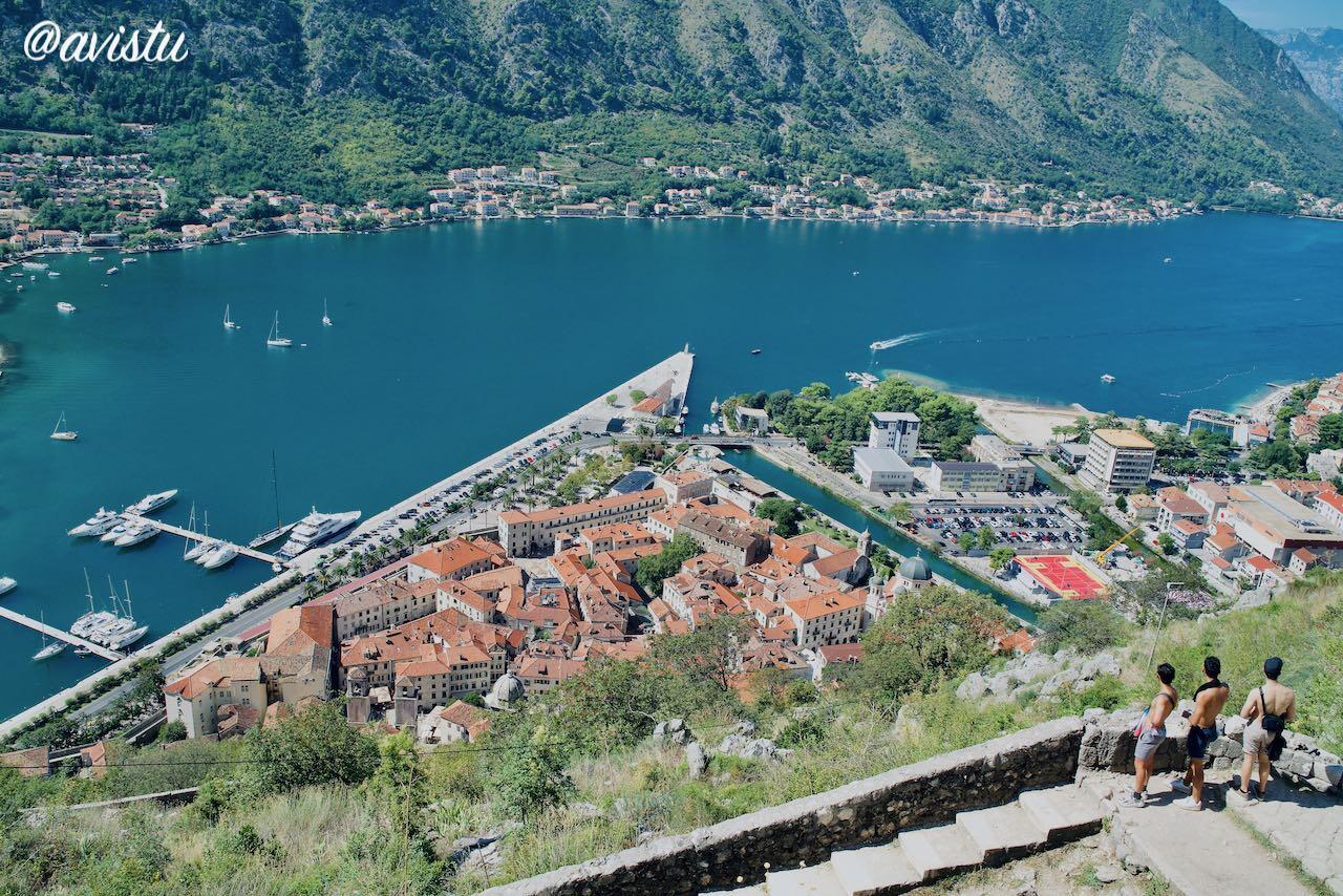 Contemplando el casco antiguo de Kotor desde la subida a la fortaleza, Montenegro [(c)Foto: @avistu]