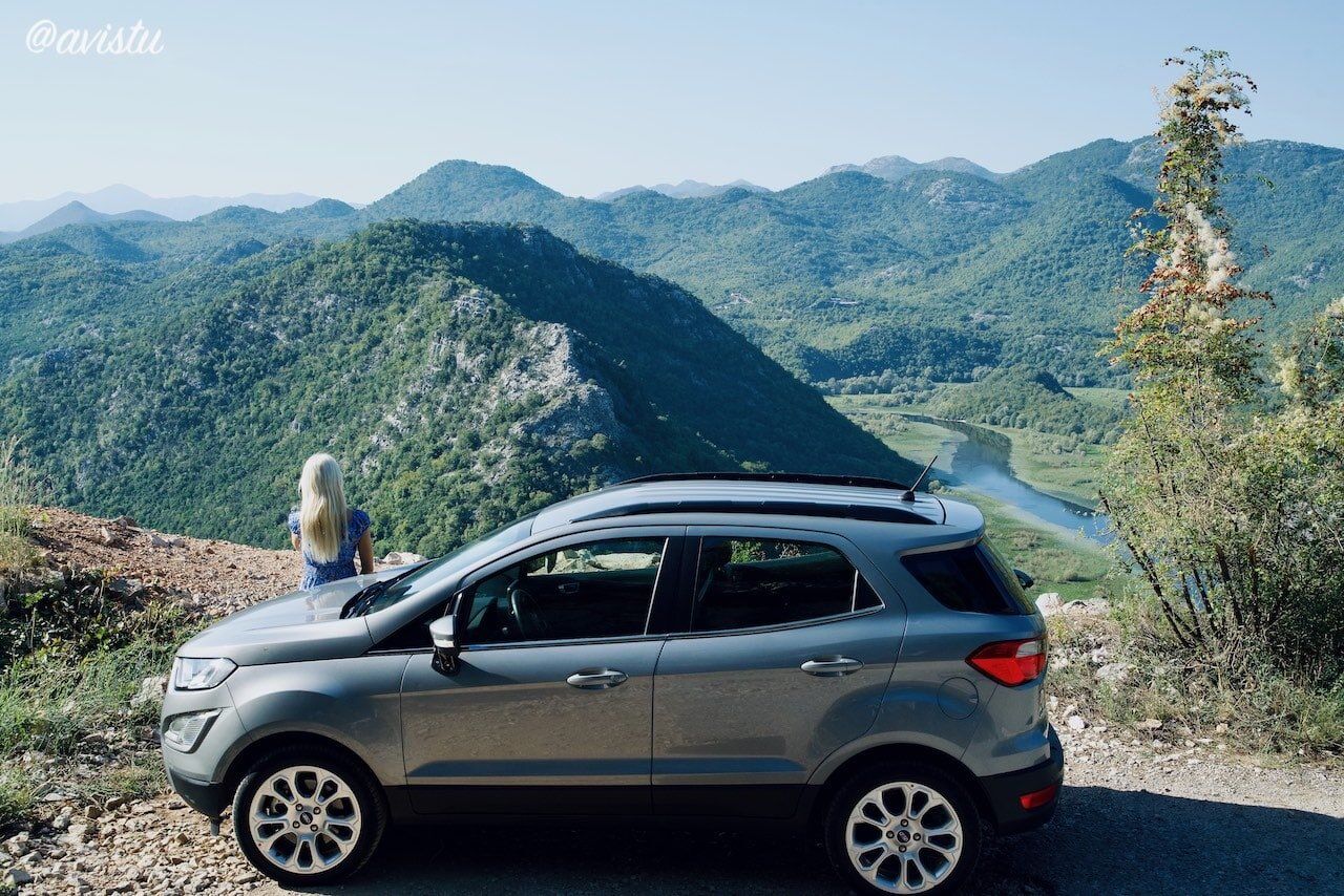 Nuestro coche de alquiler en Montenegro en un "mirador" cerca del Lago Skadar [(c)Foto: @avistu]