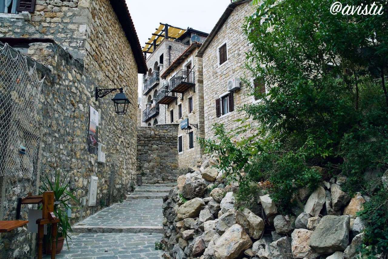 El de 4 balcones es el edificio de Apartments Timoni, Ulcinje, Montenegro [(c)Foto: @avistu]