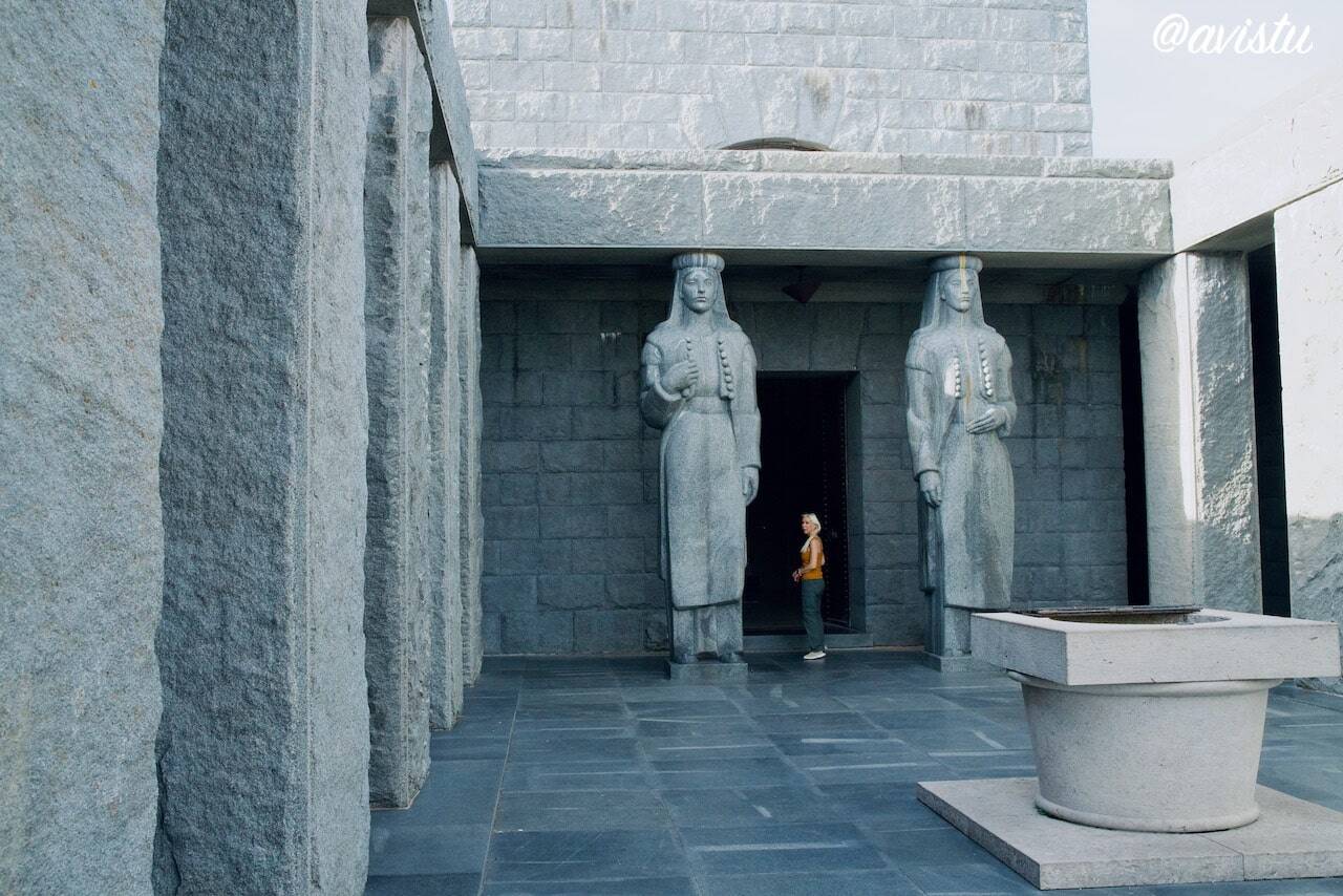 Entrada al Mausoleo de Petar II Petrović-Njegoš, Parque Nacional de Lovcen, Montenegro [(c)Foto: @avistu]