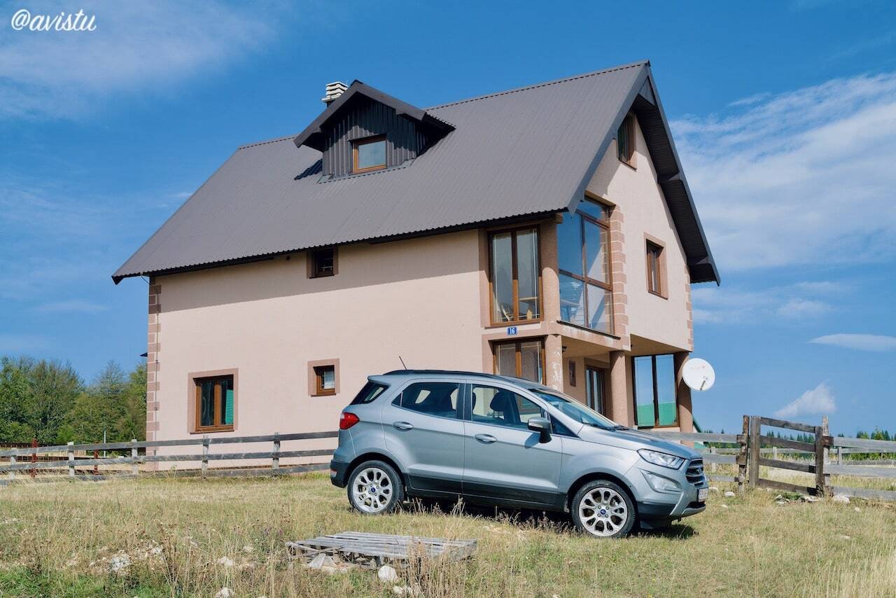 Nuestro coche de alquiler aparcado junto a la casa donde nos alojamos al lado del P.N. Durmitor, Montenegro [(c)Foto: @avistu]