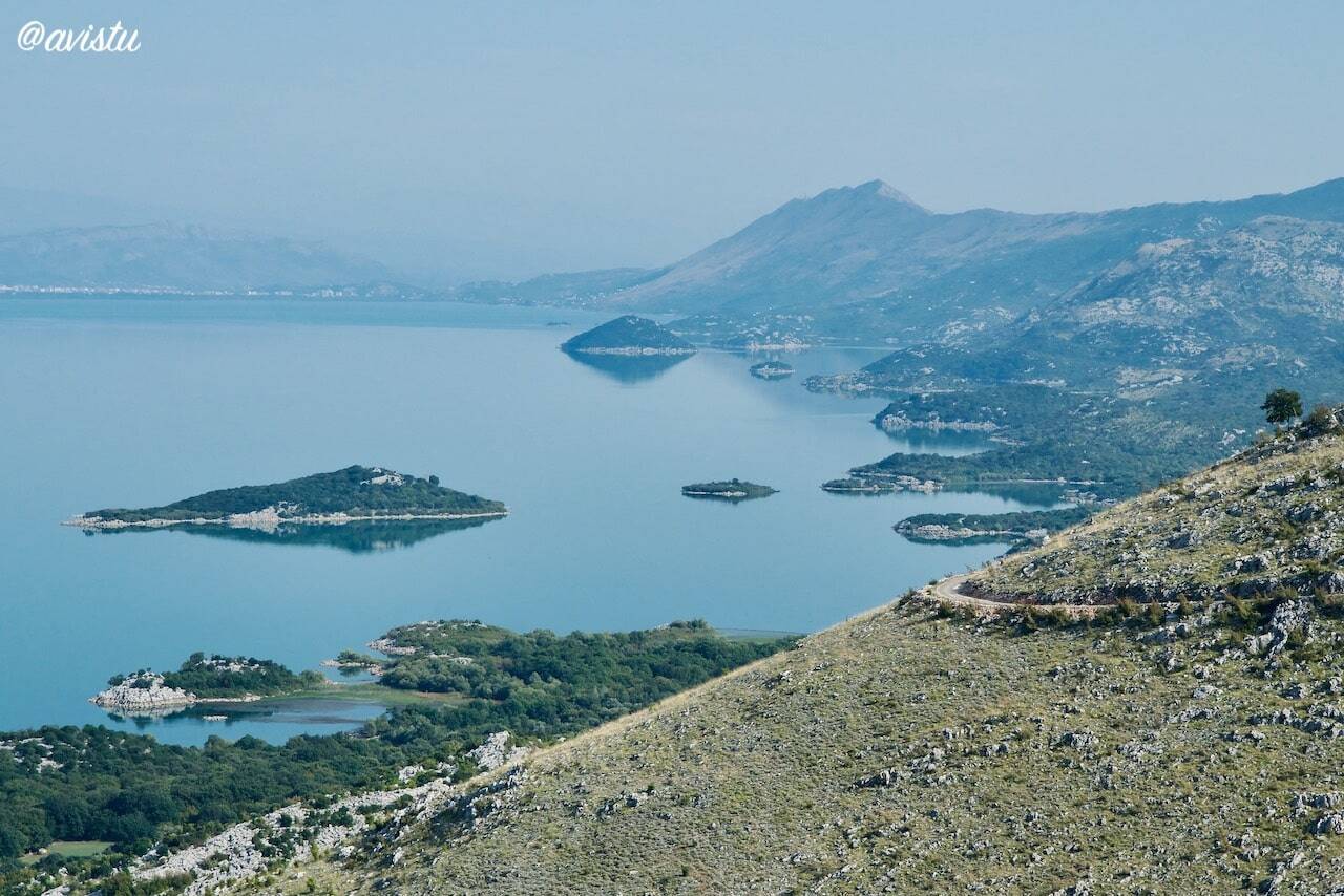 Paisajes de la orilla sur del Lago Skadar desde la carretera, Montenegro [(c)Foto: @avistu]