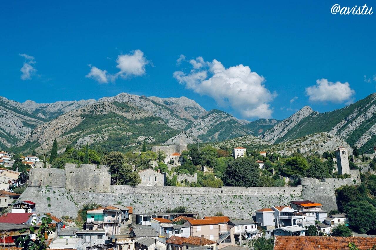 Panorámica de la amurallada Stari Bar, Montenegro [(c)Foto: @avistu]
