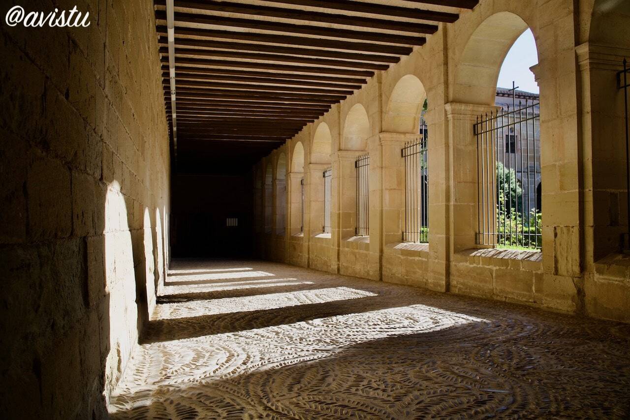 Pasillo del claustro del Monasterio de San Salvador Cañas, La Rioja [(c)Foto: @avistu]