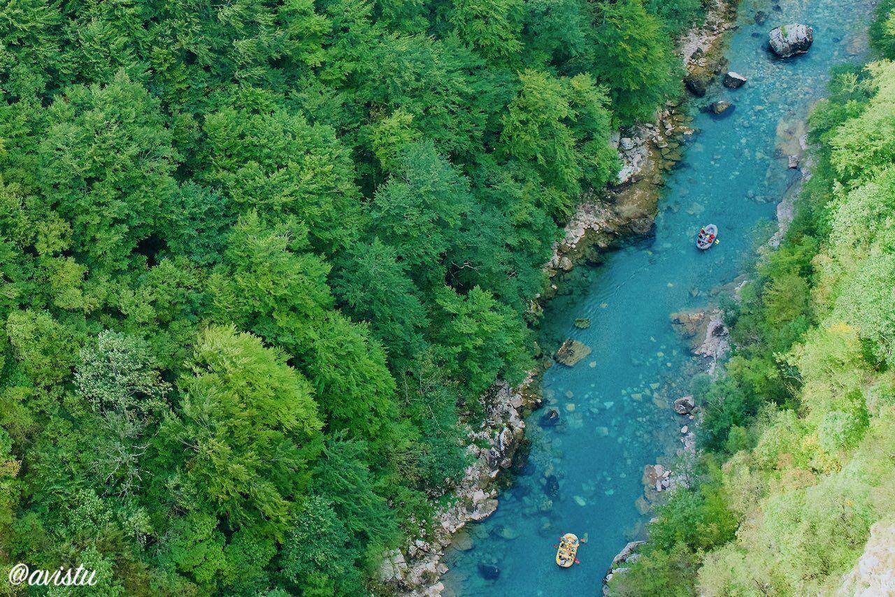 Rafting en el Río Tara, una de las más populares opciones de turismo activo en Montenegro [(c)Foto: @avistu]