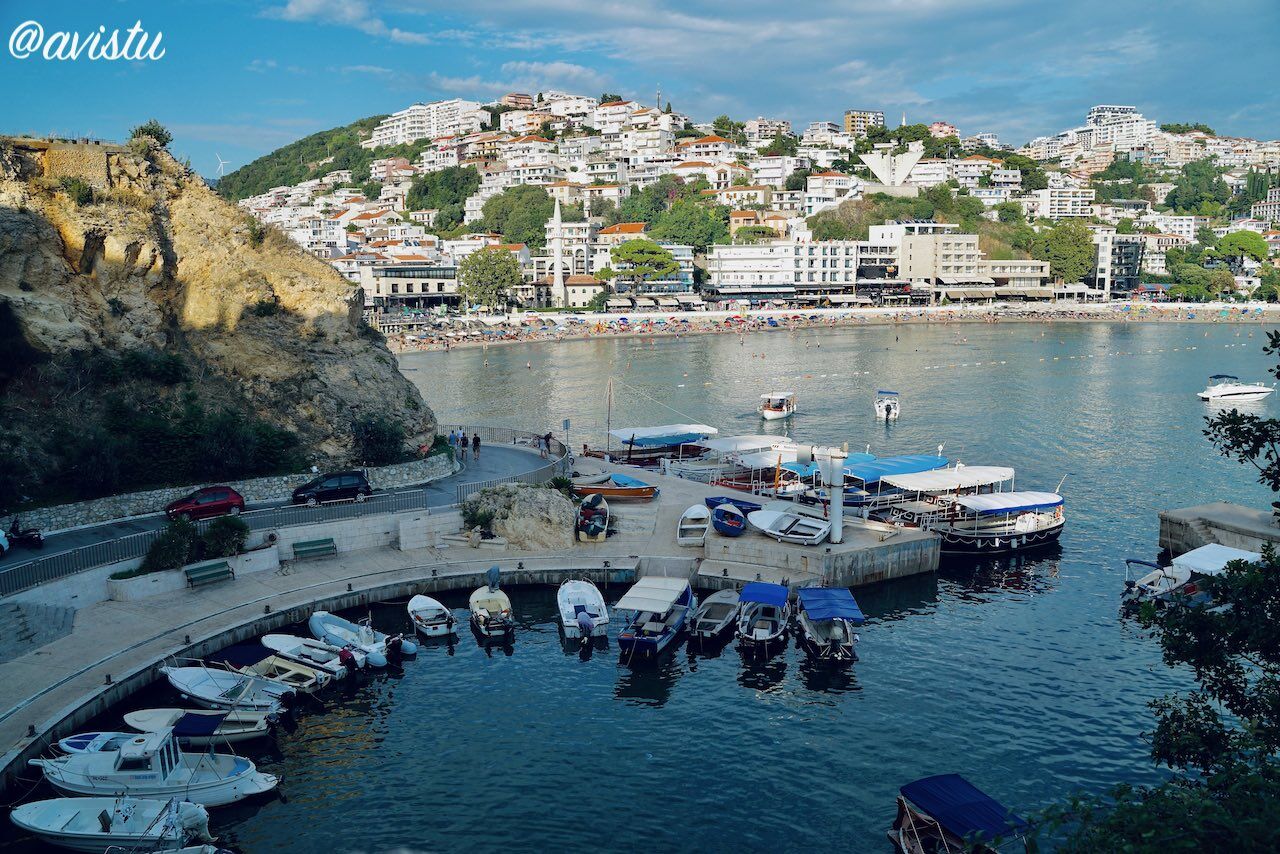 Ulcinje y su puerto desde la entrada al casco antiguo, Montenegro [(c)Foto: @avistu]