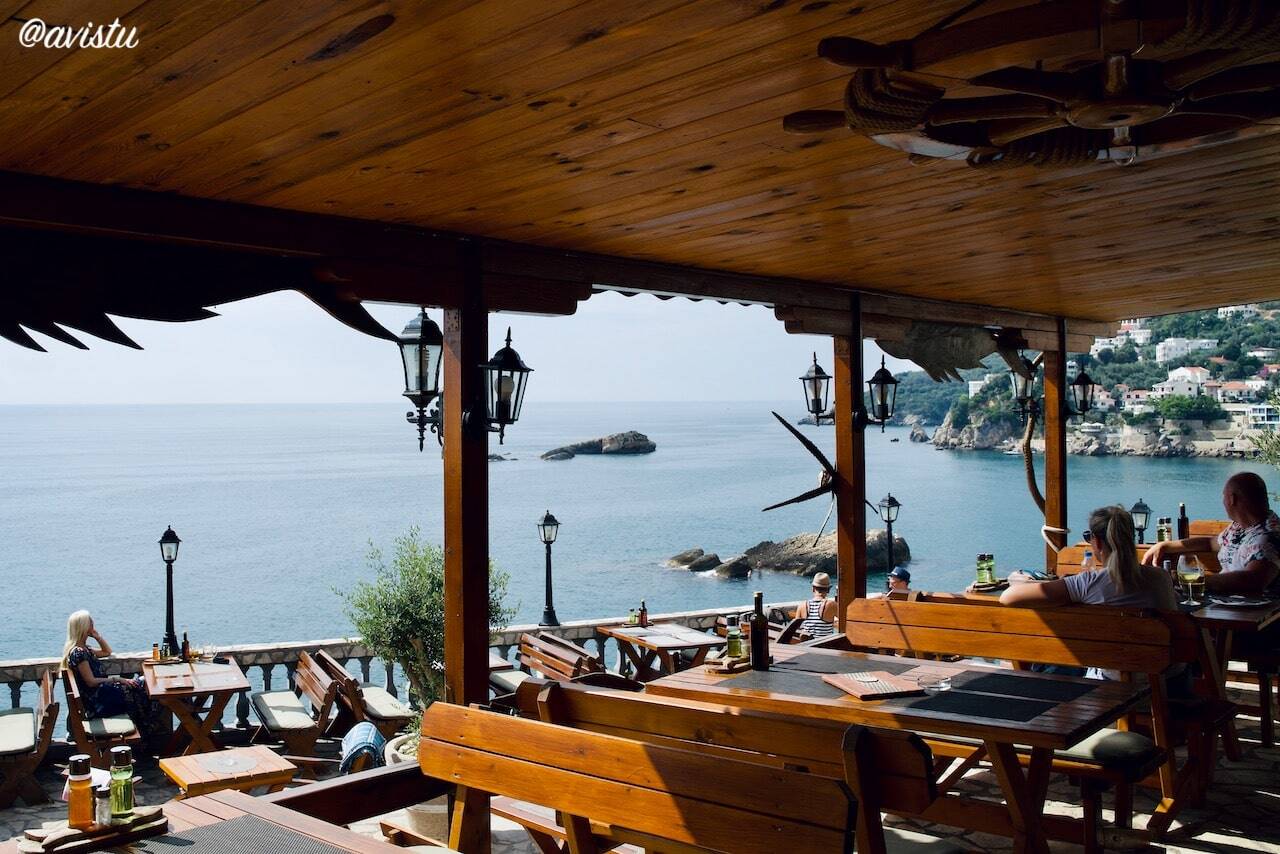 Uno de los restaurantes con vistas al mar en el casco antiguo de Ulcinje, Montenegro [(c)Foto: @avistu]