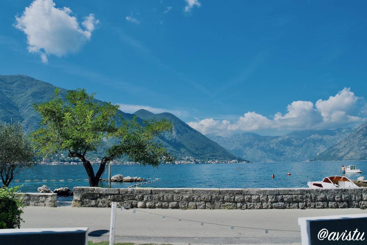 Vistas a la Bahía de Kotor desde nuestra terraza en Accommodation Tomcuk, Montenegro [(c)Foto: @avistu]