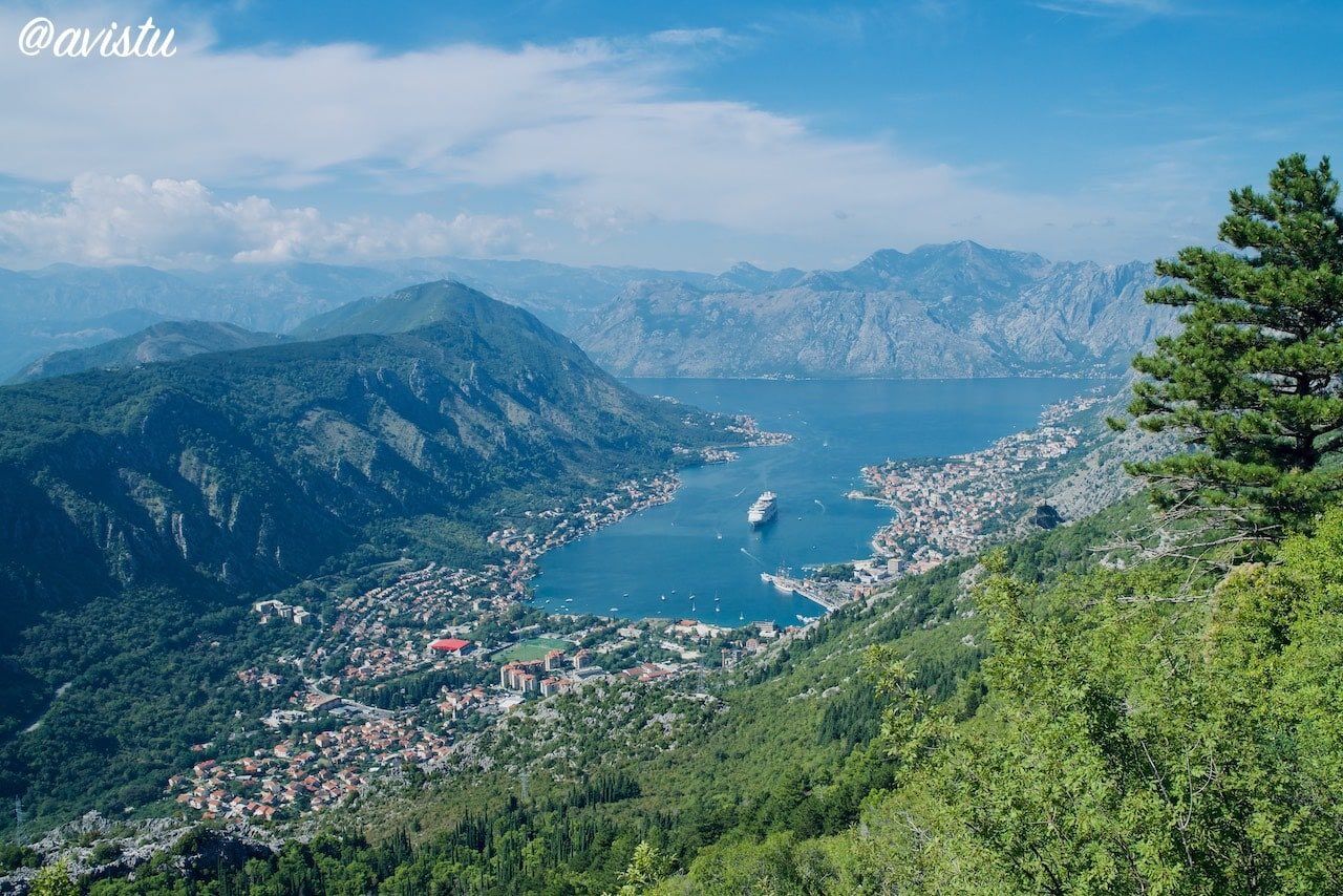 Vistas a la Bahía de Kotor desde la serpenteante carretera P1 [(c)Foto: @avistu]