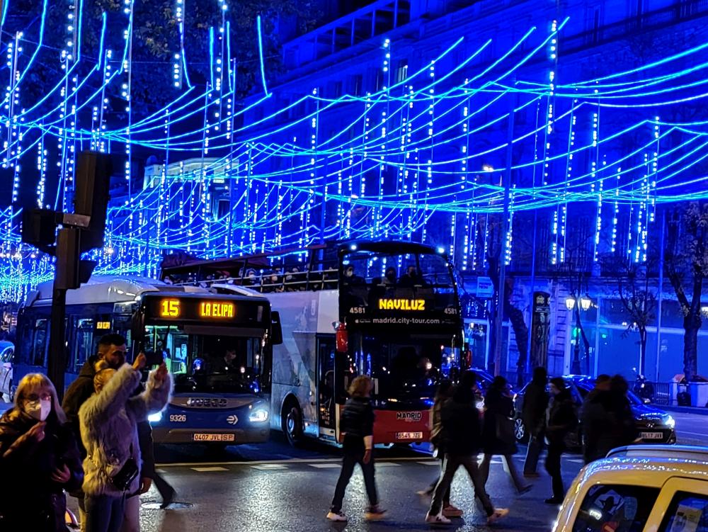 El autobús Naviluz de Madrid y luces navideñas en una calle de la capital [(c)Foto: Ayuntamiento de Madrid]