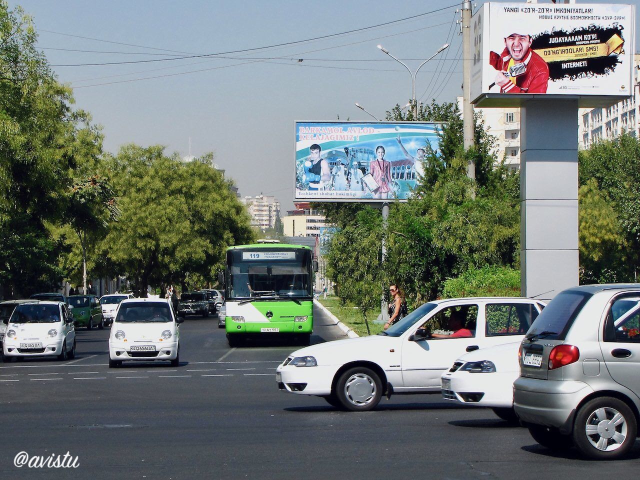 Autobús urbano en una calle de Tashkent, Uzbekistán [(c)Foto: @avistu]