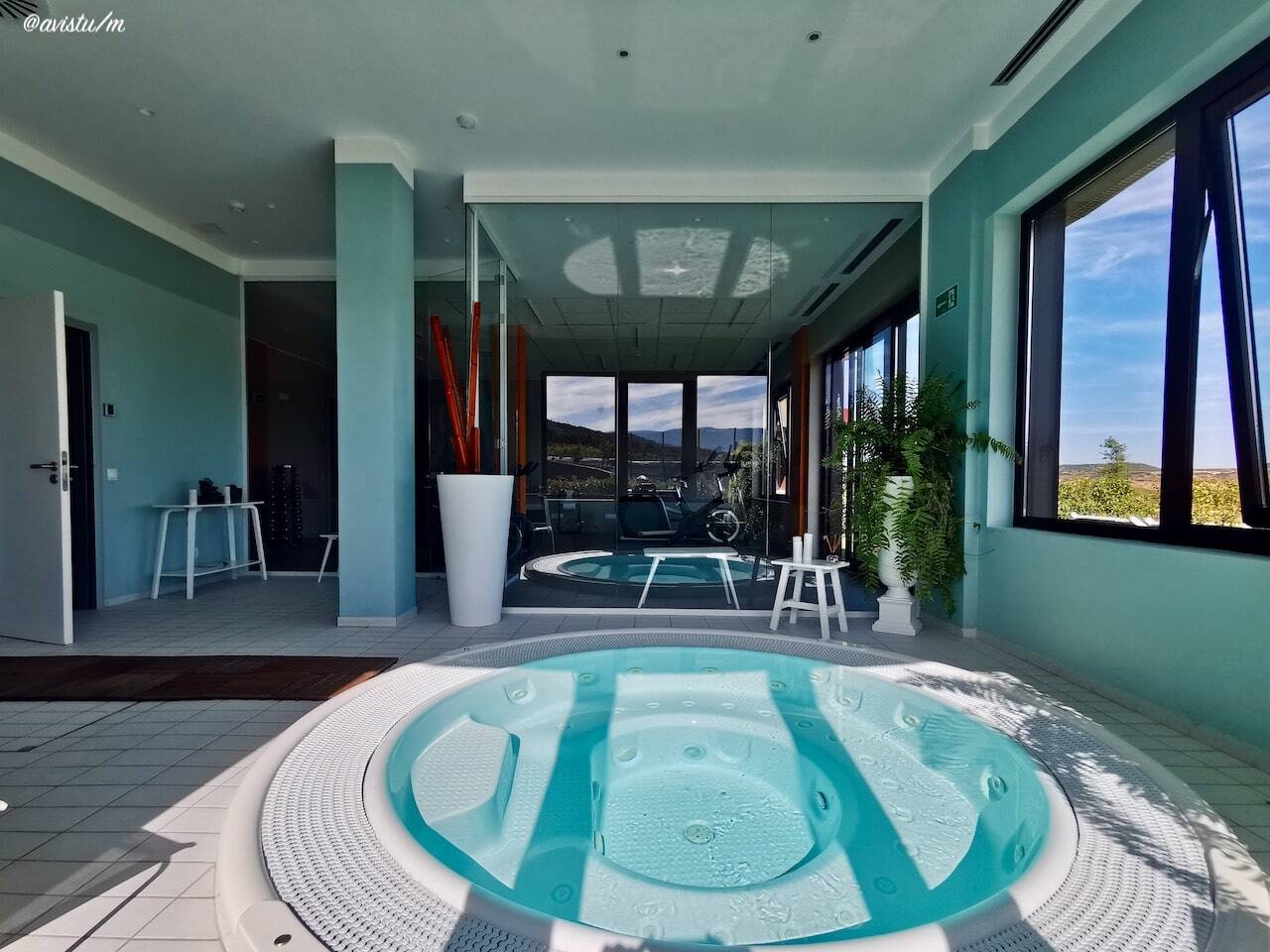 Jacuzzi y zona gimnasio en el Hotel Bodega F y A, La Rioja [(c)Foto: @avistu]