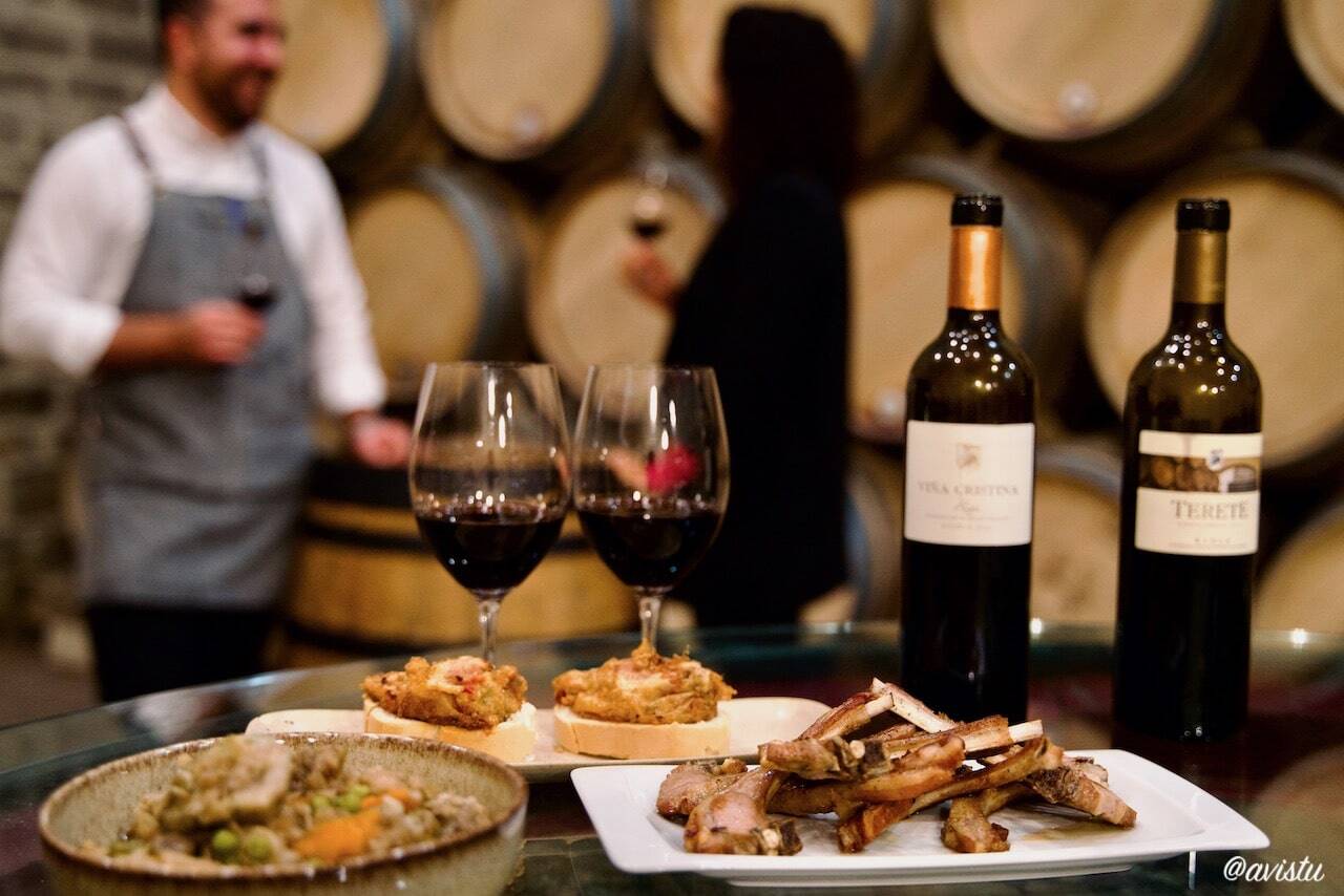 Menestra, pimientos rellenos y chuletillas cordero, clásicos de la carta de Casa Terete,  Haro, La Rioja [(c)Foto: @avistu]