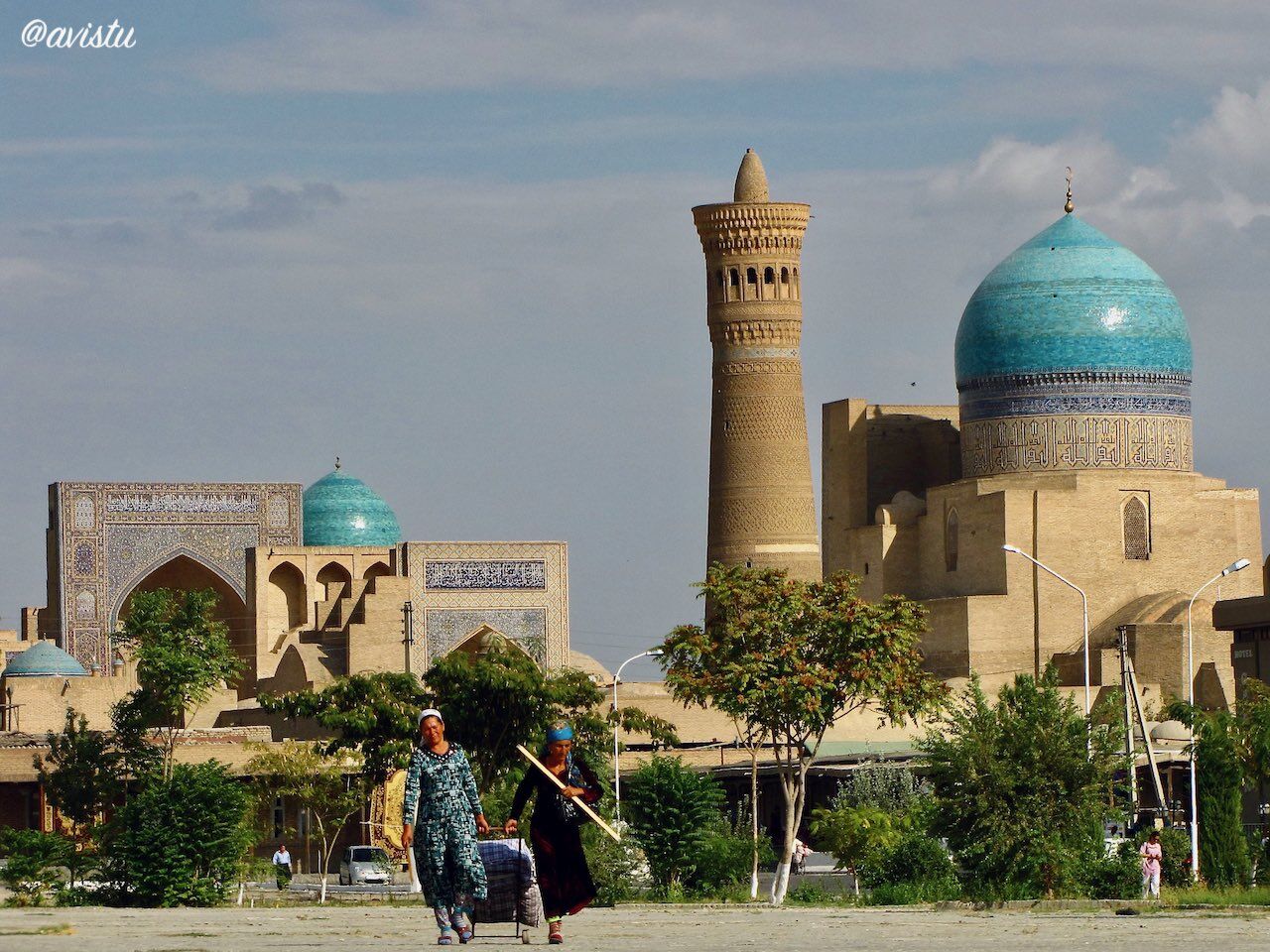 Mezquita, minarete y madrasa en Bujara, Uzbekistán [(c)Foto: @avistu]