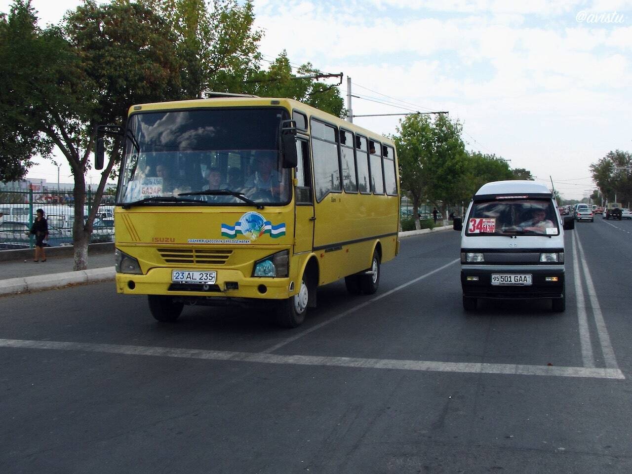 Minibus y furgoneta, transportes urbanos típicos en Uzbekistán [(c)Foto: @avistu]